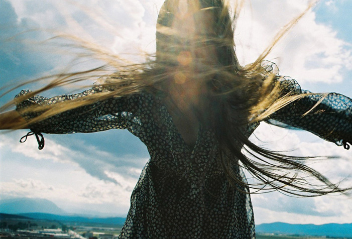 Alina Andrei - Tânără în rochie frumoasă învăţând să zboare