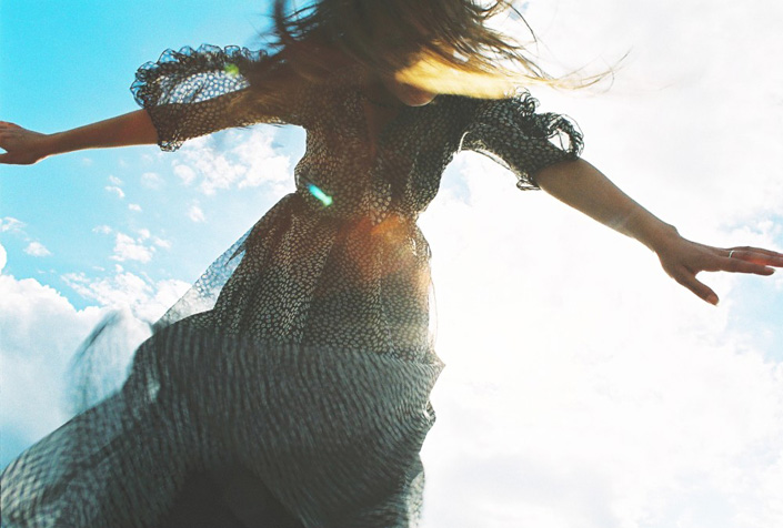 Alina Andrei - Tânără în rochie frumoasă învăţând să zboare