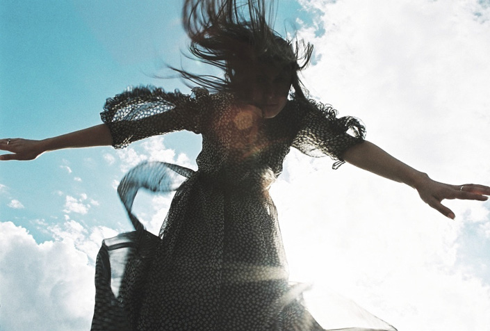 Alina Andrei - Tânără în rochie frumoasă învăţând să zboare