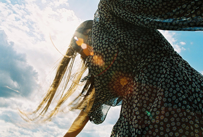 Alina Andrei - Tânără în rochie frumoasă învăţând să zboare