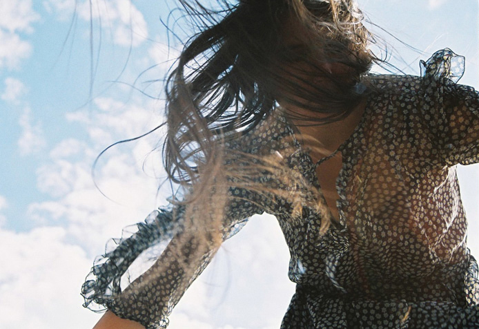 Alina Andrei - Tânără în rochie frumoasă învăţând să zboare