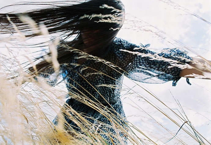 Alina Andrei - Tânără în rochie frumoasă învăţând să zboare