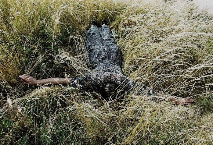 Alina Andrei - Tânără în rochie frumoasă învăţând să zboare